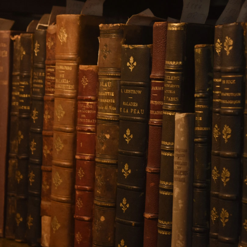 Estante com livros